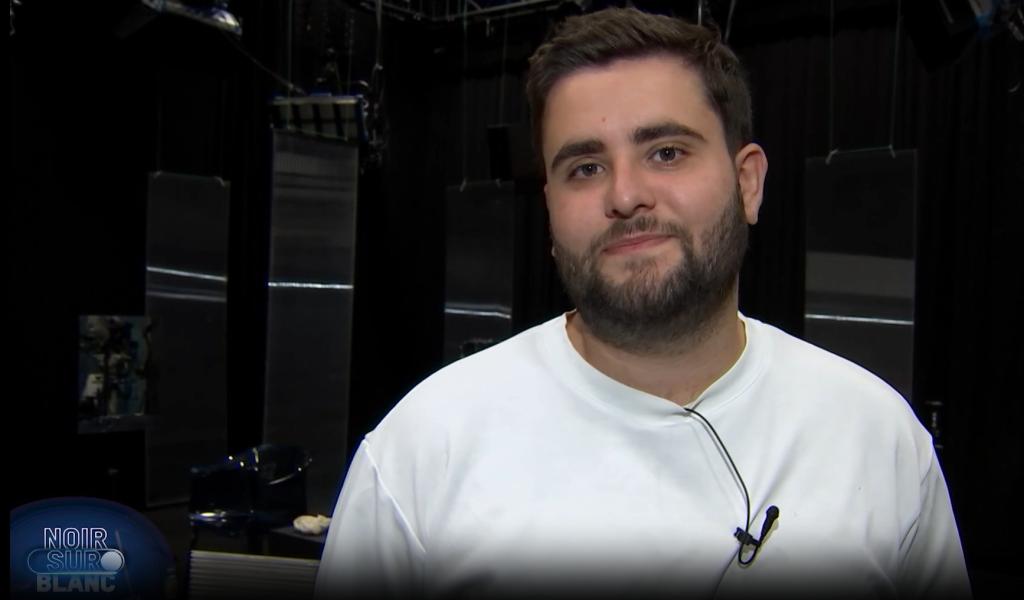 Noir sur Blanc : Sacha Ferra se dévoile dans l’obscurité