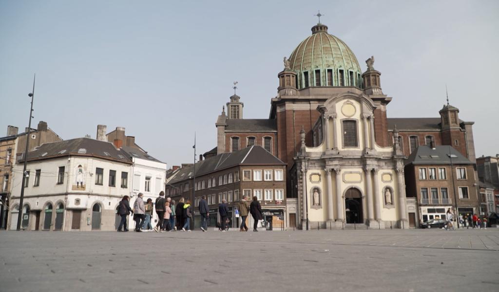 Tourisme : immersion au coeur d'une balade guidée à Charleroi pour les participants individuels