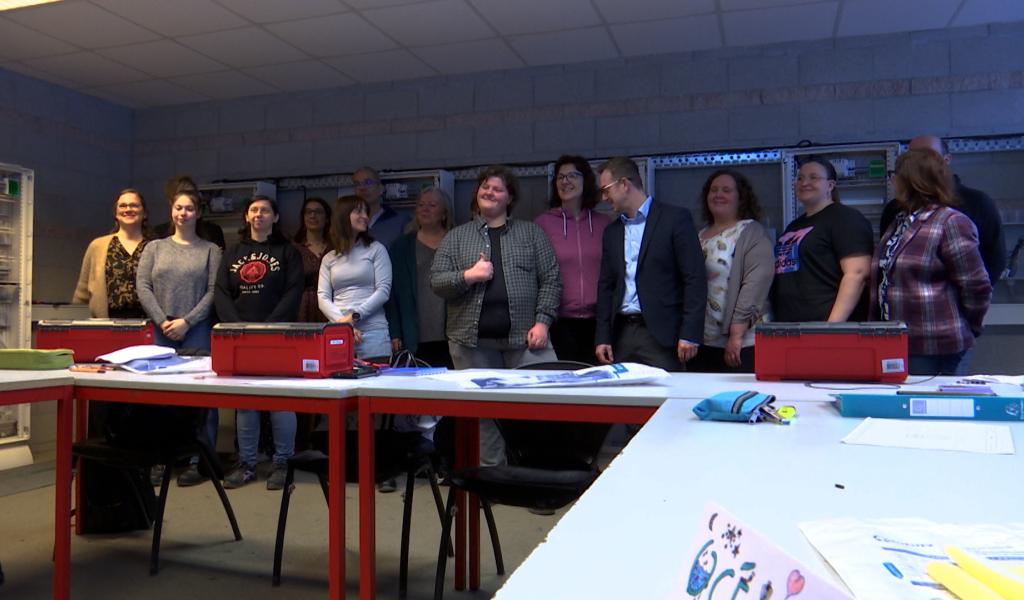 Des femmes formées à l’électromécanique pour répondre à la pénurie en Wallonie