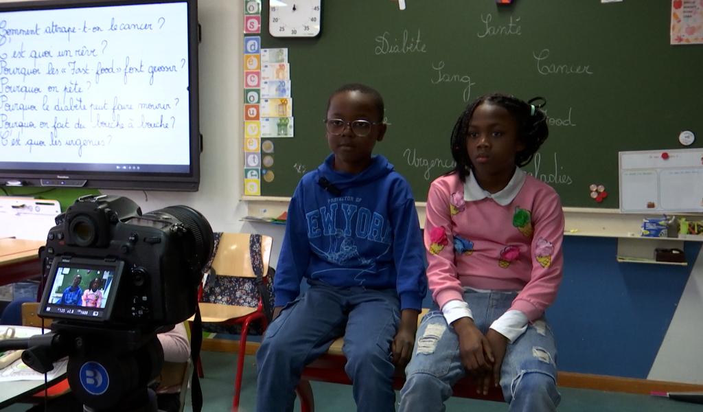 Des élèves de primaire posent leurs questions sur le cancer à des médecins