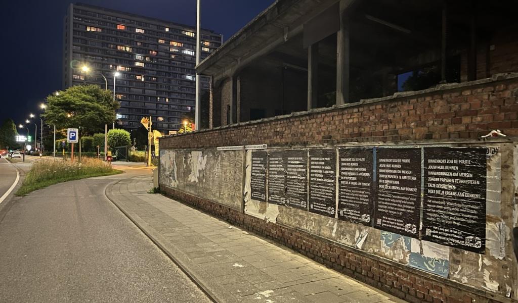 Vaste campagne d'affichage pour dénoncer le projet de loi sur les visites domiciliaires