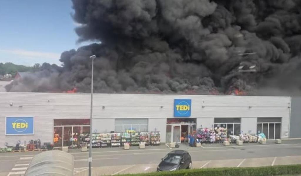 Le magasin Tedi situé près de Chapelle-lez-Herlaimont touché par un incendie