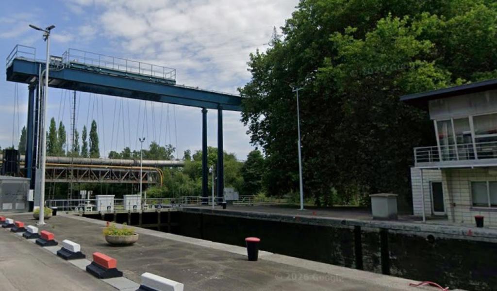 La porte intermédiaire de l'écluse de Monceau-sur-Sambre va être remplacée