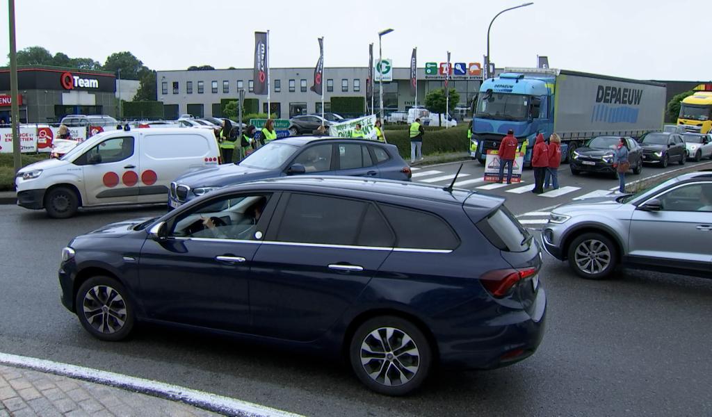 Grogne des enseignants: Importante mobilisation au rond-point Caterpilar à Gosselies