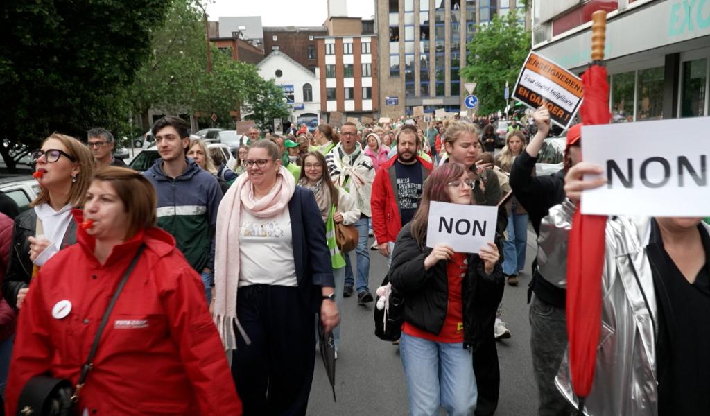 Plus de 2.000 personnes dans les rues de Charleroi pour défendre l'enseignement