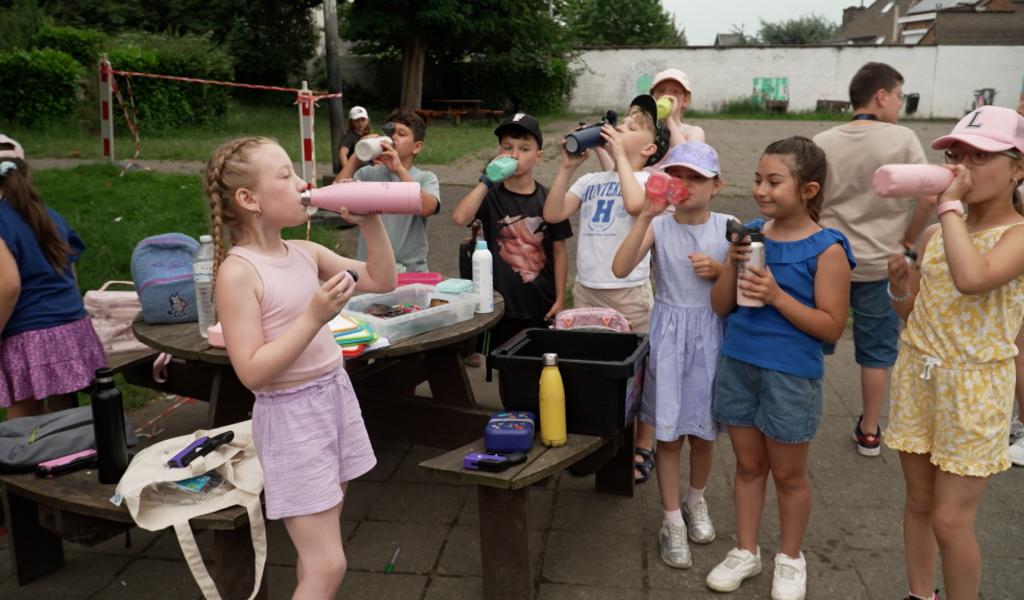Canicule : à Roux, les élèves apprennent dehors pour tenter d'échapper à la chaleur