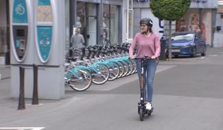 Trottinettes électriques: bientôt le port du casque obligatoire?