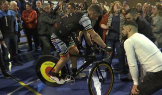 Le record du monde de surplace sur un vélo battu par un Carolo