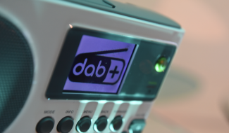 La radio numérique devrait rattraper l'écoute FM en 2024