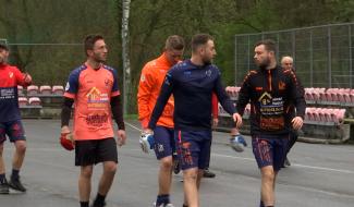 Ambitieux, Acoz fourbit ses armes