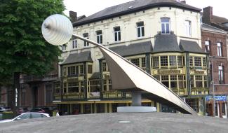 Charleroi: La flèche du rond-point des Sciences tourne à nouveau !