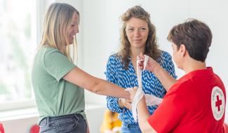 Vacances sans soucis : La Croix-Rouge lance un guide (gratuit) indispensable !