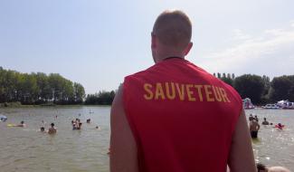 Métier de l’été : plongez dans le métier de maître nageur