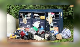 Les bulles à textiles débordent, l'asbl Terre tire la sonnette d'alarme !