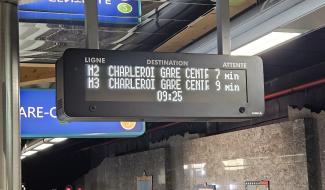 De nouveaux écrans d’information aux voyageurs dans le métro de Charleroi