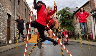 En direct - Fêtes de Wallonie à Namur : le combat des échasseuses