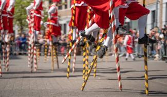 En direct - Fêtes de Wallonie à Namur : le combat des échasseurs