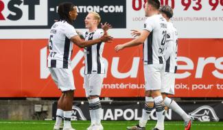 Au repos, les Zèbres sont devant, même à dix!