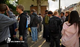 Une Éducation Presque Parfaite - Sur le chemin de l’école