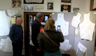 C Local : expo de tabliers brodés au Musée des Marches de Gerpinnes