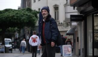 Entre douleur et dignité, Eddy tente de survivre dans la rue