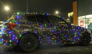 Sécurité routière: les guirlandes, c’est sur le sapin, pas sur la voiture !