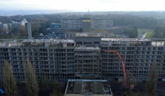 La destruction mécanique de l'ancien hôpital du Rayon de Soleil a débuté