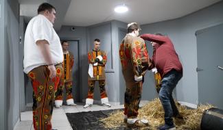 Charleroi: bourrage et habillage des gilles de la société Royale du Pays Noir