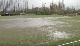 Terrain synthétique à Jumet: le Loch Ness carolo