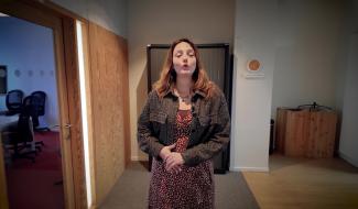 Une éducation presque parfaite : Quand l'actu s'invite très tôt