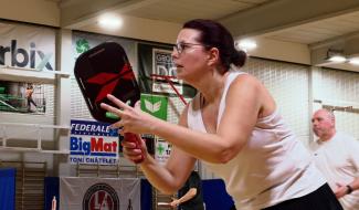 Pickleball: le sport venu des États-Unis qui séduit petits et grands