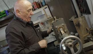 Jacky transforme le bois récupéré en stylos uniques artisanaux