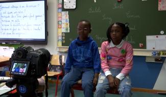 Des élèves de primaire posent leurs questions sur le cancer à des médecins