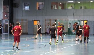 Des apprenants de l'IFAPME tapent le ballon pour l'association Younited