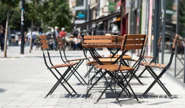 Interdiction de fumer en terrasse: les fédérations horeca se disent inquiètes