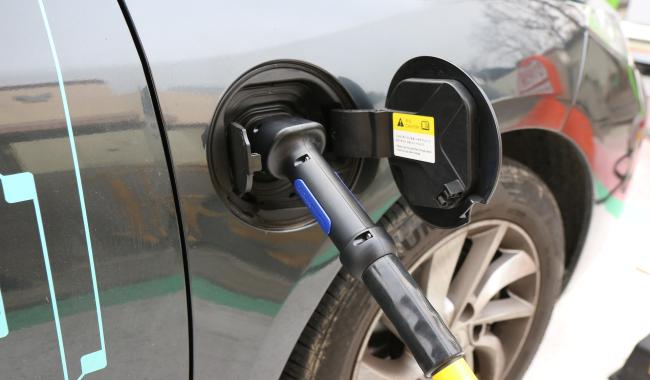 La course aux bornes de recharge s'accélère, sauf en Wallonie