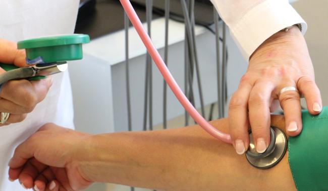 Face au coût onéreux de certains traitements, Solidaris relance l'idée d'un prix juste
