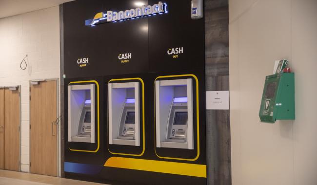 Des distributeurs de billets bientôt disponibles dans les magasins?