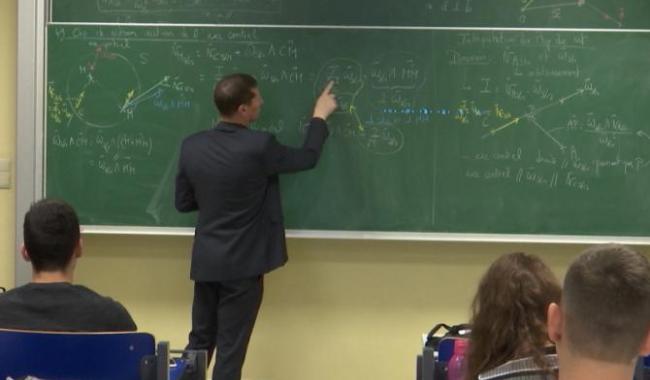 Près d'un enseignant temps plein rémunéré sur dix n'est pas en classe