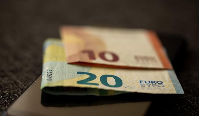 La moitié des Belges gagnent plus de 4.000 euros bruts par mois
