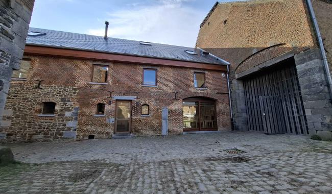 À Lobbes, la ferme-château de Forestaille renoue peu à peu avec son charme d’antan.