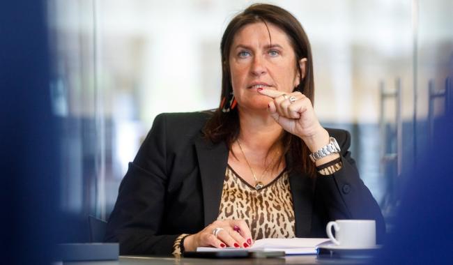 Jacqueline Galant souhaite interdire les réseaux sociaux aux moins de 15 ans