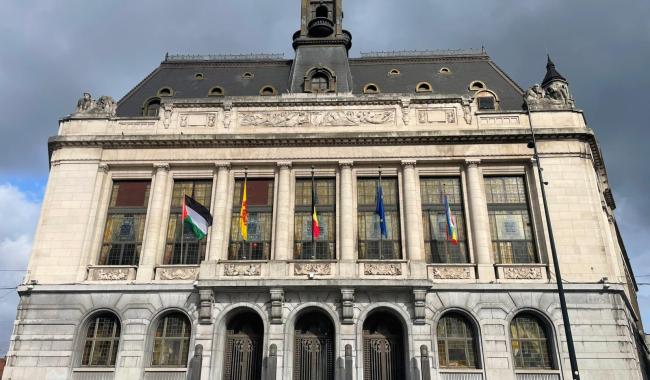 Charleroi hisse le drapeau palestinien et le drapeau de la paix