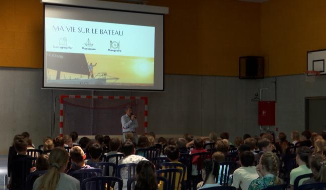 Denis Van Weynbergh, premier skipper belge à terminer le Vendée Globe, en visite à l'Institut Sainte-Marie de Rêves