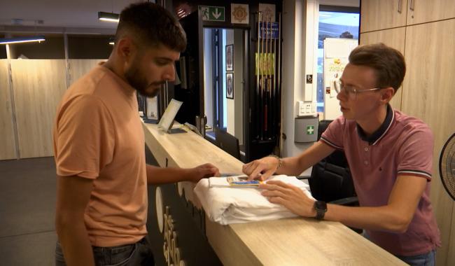 Métiers de l’été : les réceptionnistes au rythme des arrivées