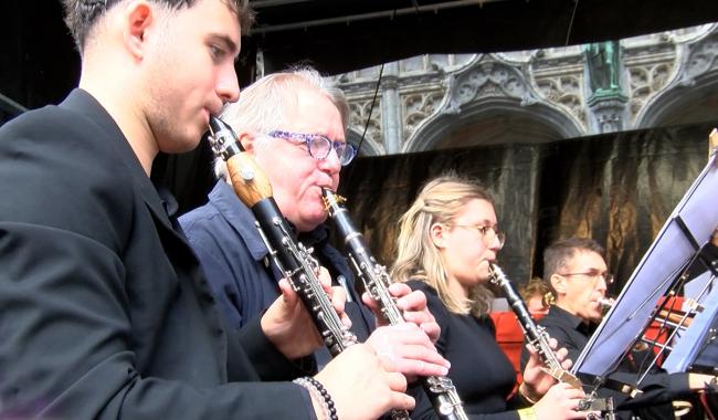 C Local : l'Orchestre d'Harmonie du Val d'Heure sur la Grand-Place de Bruxelles