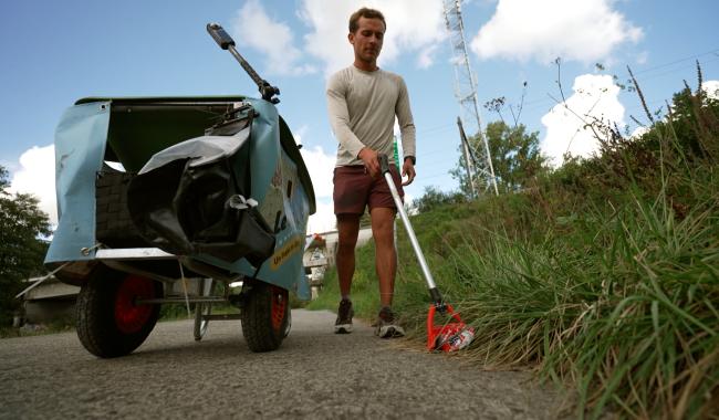 Traverser la Belgique à pied…et ramasser les déchets : le défi d’Hugo Labiaux