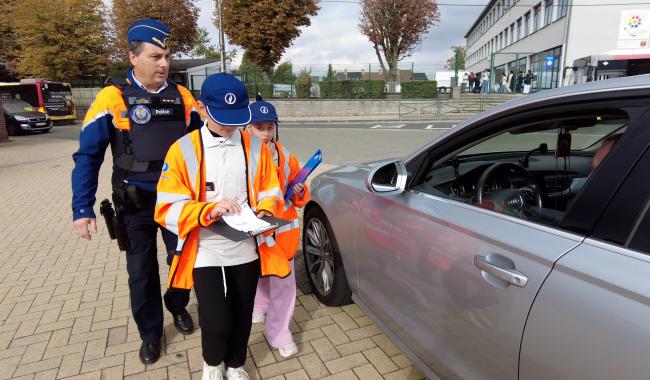 Châtelineau : de petits policiers en mission contre les mauvais stationnements autour de leur école