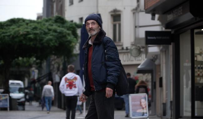 Entre douleur et dignité, Eddy tente de survivre dans la rue
