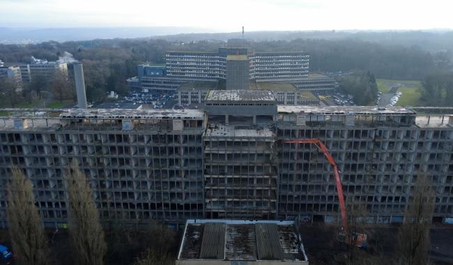 La destruction mécanique de l'ancien hôpital du Rayon de Soleil a débuté